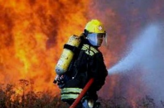 Изгоряха гараж и кола