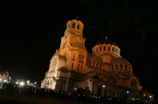След комунизма българите пак се тълпят на Великденска служба