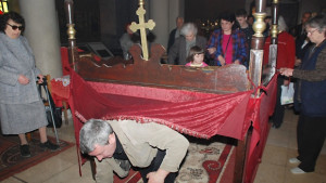 Врачани се покланят пред плащаницата Христова