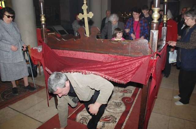 Врачани се покланят пред плащаницата Христова