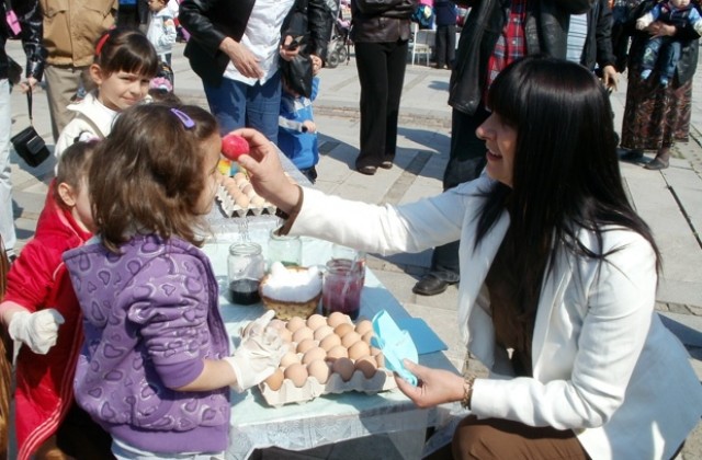 2011 яйца боядисаха в Работилница за великденски яйца