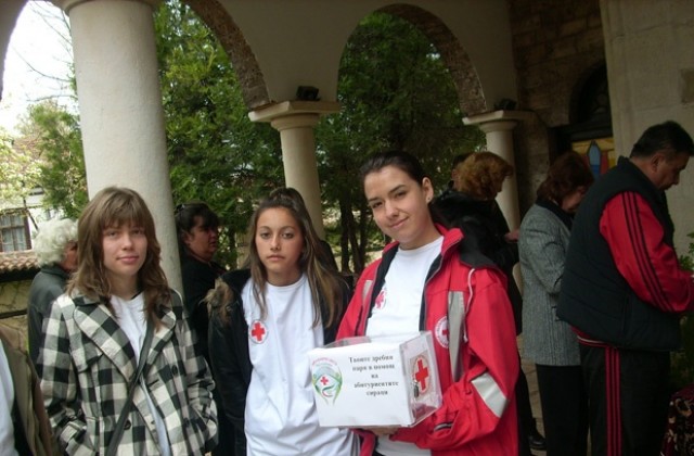 БЧК събра пари за абитуриенти сираци