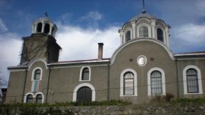В храм Свети Йоан Предтеча ще посрещнат днес деца без