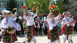 Жителите на Аксаково посрещнаха Великден с изложба и концерт