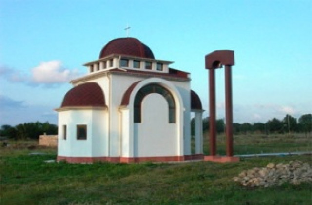 Камен бряг посрещна Великден със затворен храм