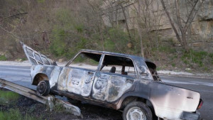 Автомобил изгоря след катастрофа водачът избягал