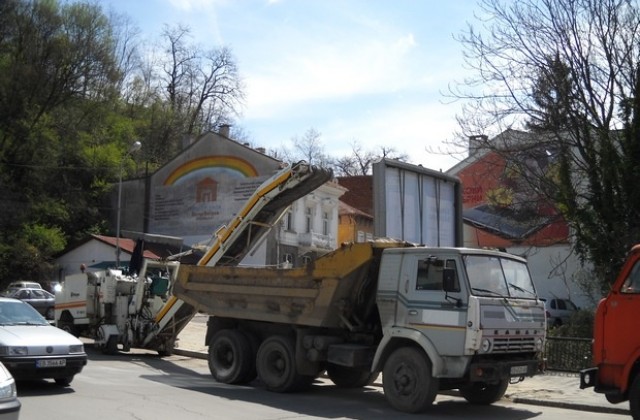 Цялостно асфалтиране - след водния цикъл, дотогава - аварийно кърпене