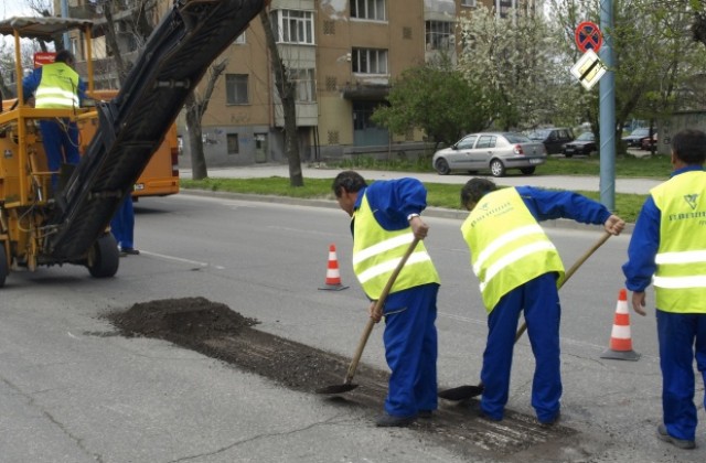 Бригадата от „Жилфонд” започва да кърпи дупки