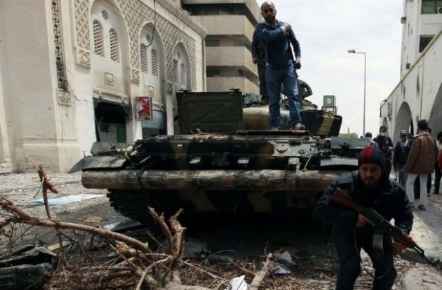 Силите на Кадафи атакуваха пристанището на Мисрата