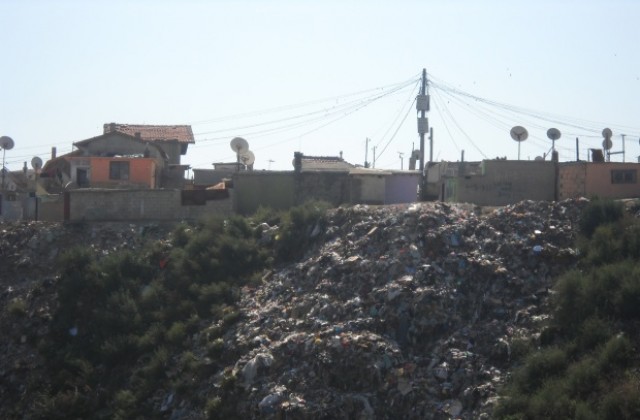 Кметът следи изкъсо укрепването на срутищата над ул. „Девня”