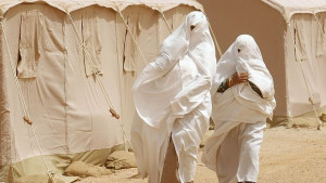 Айша Кадафи поглед зад стените на бункера на либийския лидер