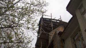 Недовършен блок се руши на ул Ангел Кънчев