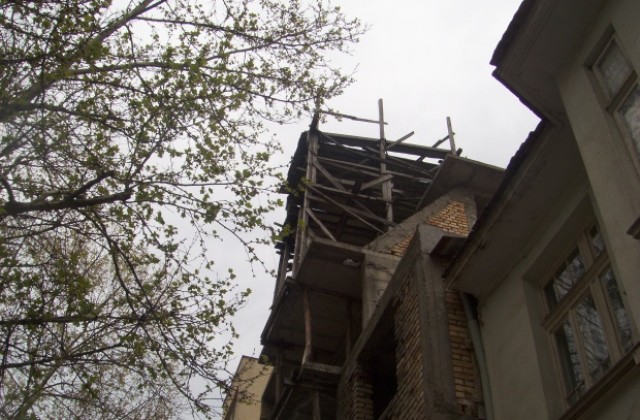 Недовършен блок се руши на ул. Ангел Кънчев'