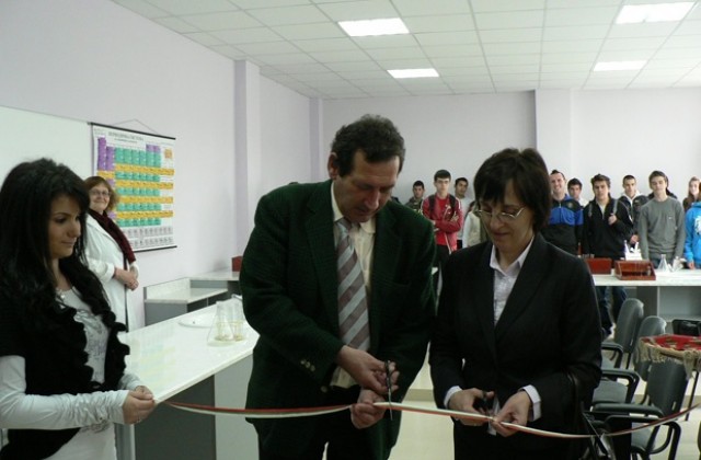 Откриха модерна лаборатория по химия