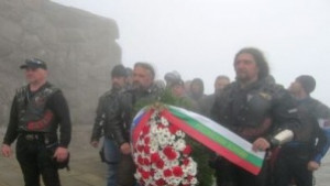 Рокери от Нощни вълци поднесоха венец на Шипка