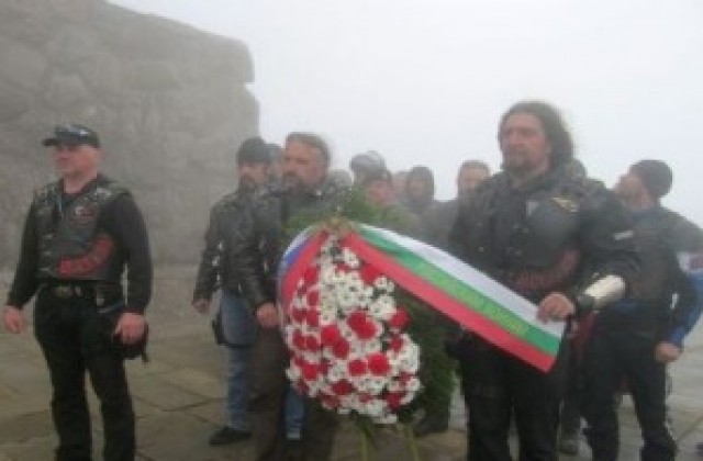 Рокери от Нощни вълци поднесоха венец на Шипка
