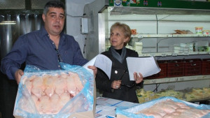 430 кг конфискувани пилешки бутчета за 8 социални домове