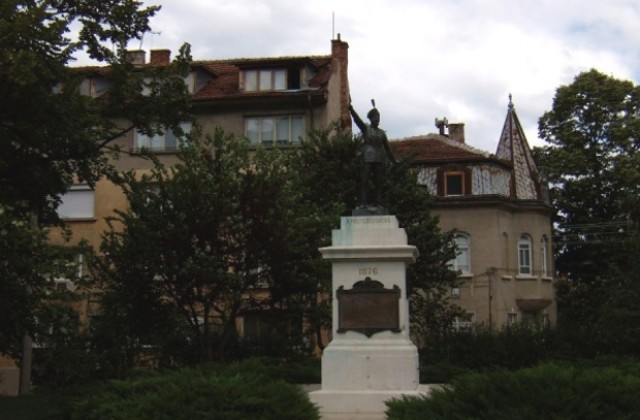 Местят постамента на паметника на Ботев, друг път