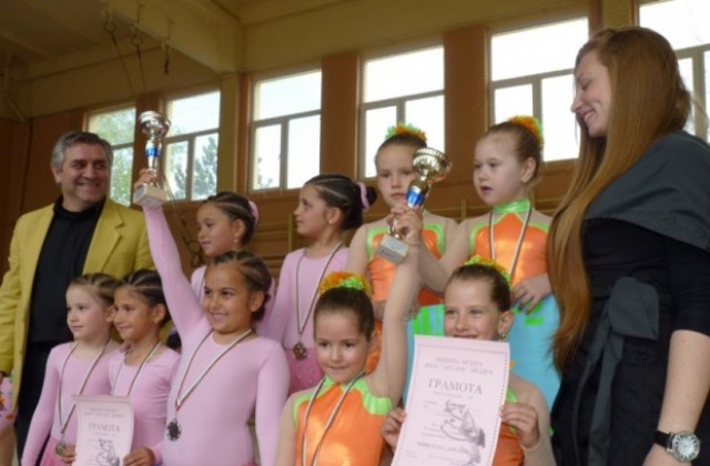 53 малки грации очароваха Мездра