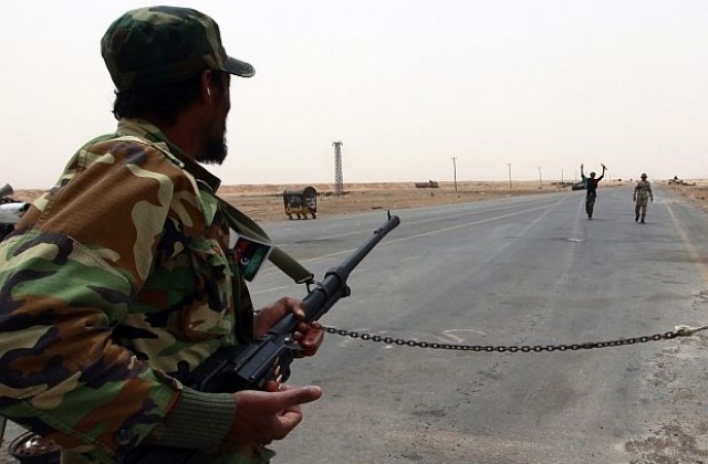 НАТО поднови въздушните удари срещу Триполи