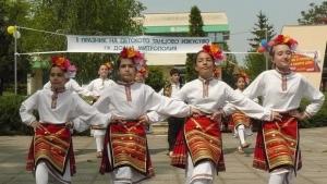 Малки танцьори показват умения в Долна Митрополия