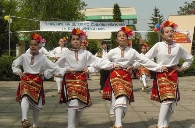 Малки танцьори показват умения в Долна Митрополия