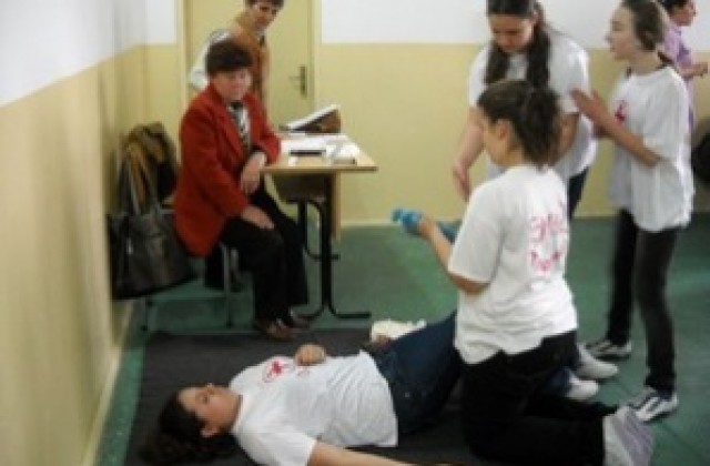 Ученици се състезаваха в оказване на първа помощ