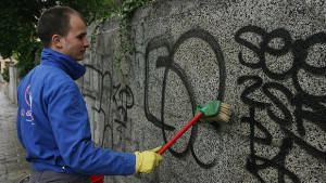 Чистят София от дискриминационни надписи и символи
