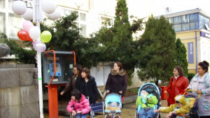 Майки от Добрич подаряват на министър Тотю Младенов инвалидна количка