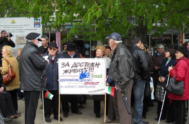 Хора с увреждания излязоха на протест в центъра на Добрич