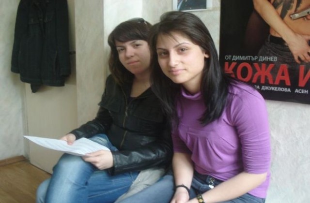 Абитуриентка и приятелката й организират концерта за Ирина, която е в будна кома