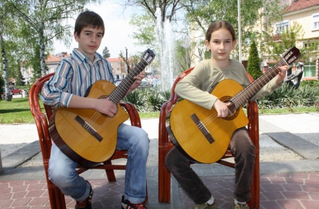 Деца от Севлиево част от церемонията по връчването на наградите на фондация „Димитър Бербатов”.