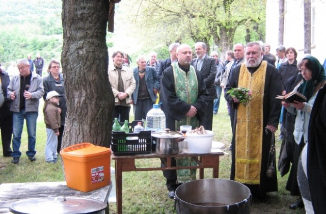 С курбан почетоха Св. Николай Летни в с. Долна Вереница