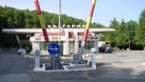 Дрехи менте задържаха на Малко Търново