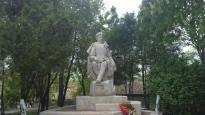 Поставят художествено осветление на паметника на Панайот Волов