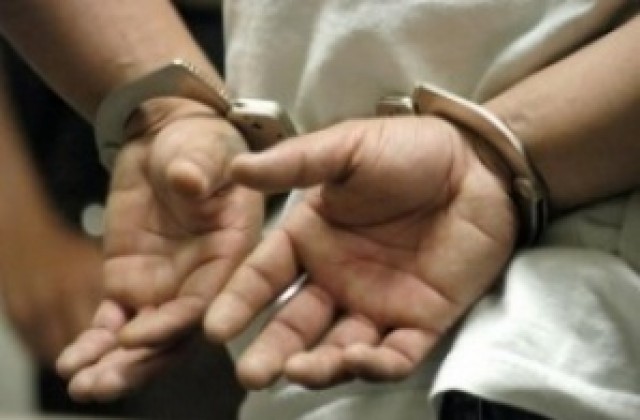 Мъж се накичи с дрехи от хипермаркет без да ги плати, заловиха го