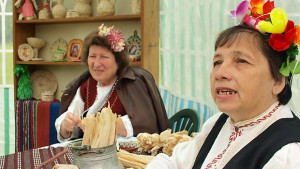 Жени плетат с царевична шума на панаира в Търговище