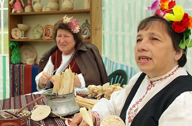 Жени плетат с царевична шума на панаира в Търговище