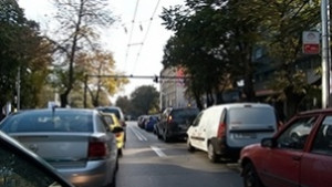 Започват да кърпят дупки и по кварталните улички