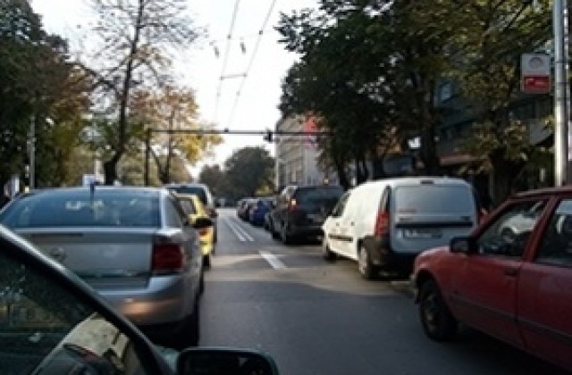 Започват да кърпят дупки и по кварталните улички