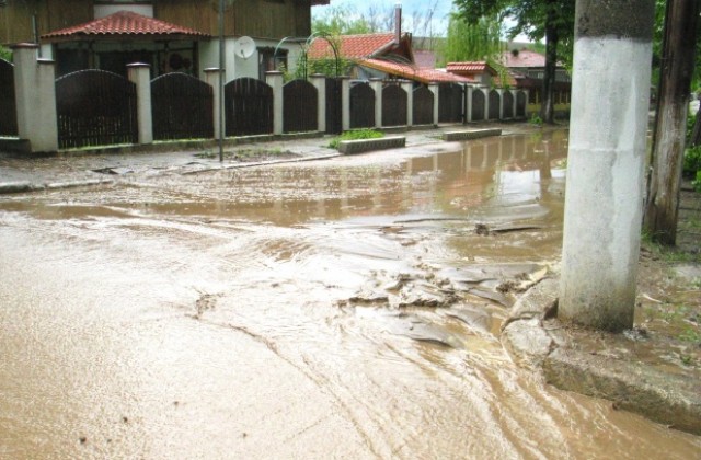 Сребърна отново потъна в кал и вода след порой