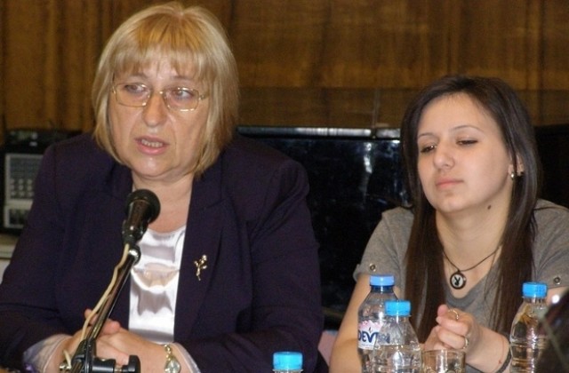 Цецка Цачева покани младежкия парламент на Ловеч в Народното събрание