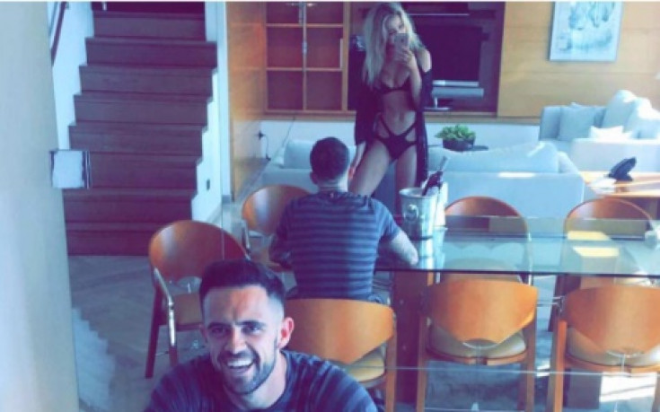 Гаджето на Ингс се разголи за снимка, той ухилен до уши