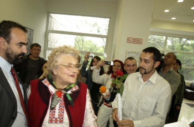 Андонов се извини на Учкунова с роза, увита в заповедта му за уволнение