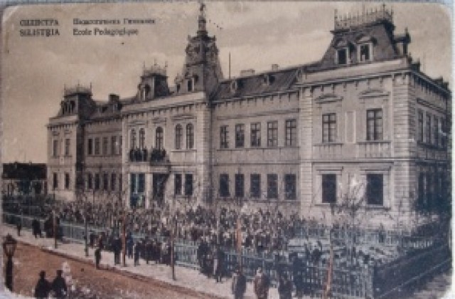 140 снимки разказват 120-годишна история на учителството в Силистра