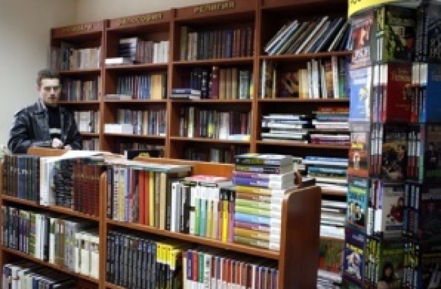 Варненски писатели раздават автографи за юбилей