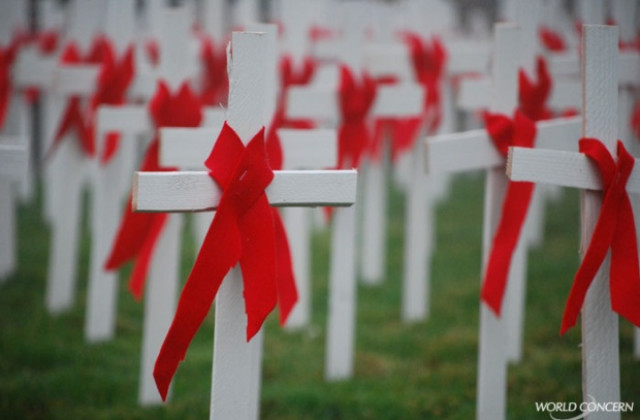 Със запалени свещи почитаме паметта на жертвите от СПИН