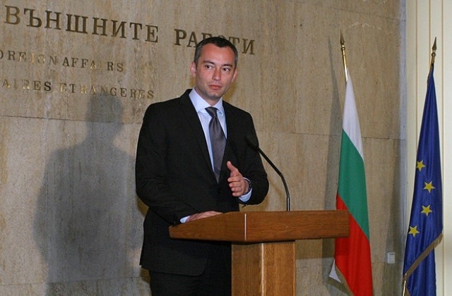 Младенов скочи срещу платения паркинг на летището