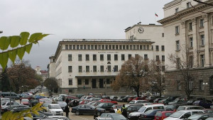 Любител на нудизма си направи слънчеви бани до БНБ