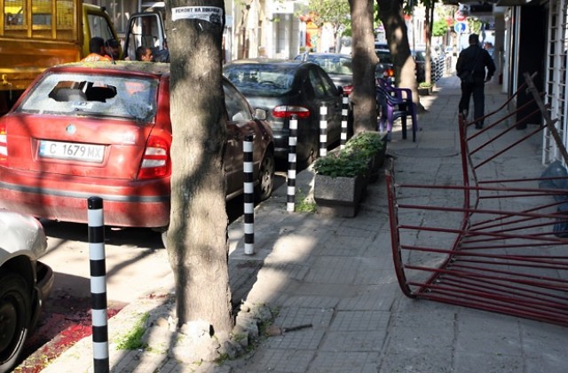 Човек загина, а двама са ранени след като паднаха от балкон заедно с парапета